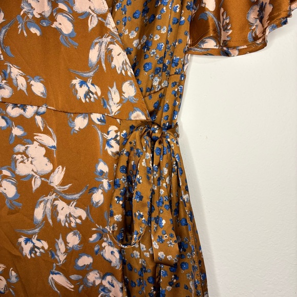 Dress Forum silky floral wrap dress size medium - Picture 5 of 11